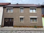 Straßenansicht - Einfamilienhaus mit Toreinfahrt - Einfamilienhaus im Ortskern von Gebesee zu verkaufen