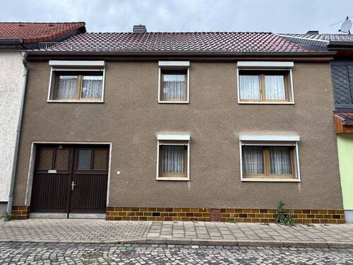 Straßenansicht - Einfamilienhaus mit Toreinfahrt - Einfamilienhaus im Ortskern von Gebesee zu verkaufen