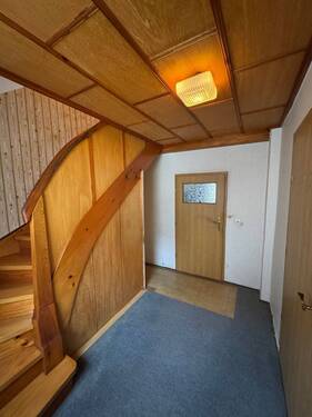 Flur/Treppenaufgang zum OG - 7 Zimmer Einfamilienhaus zum Kaufen in Gebesee
