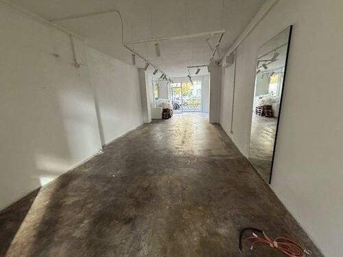 Blick durch den Laden - 