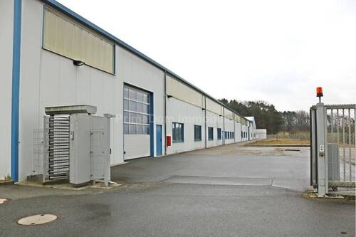 hinterer Eingang - Halle in Gremsdorf zur Miete