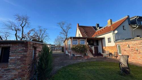 Hausansicht - Doppelhaushälfte in Rathenow mit großem Grundstück zu verkaufen!