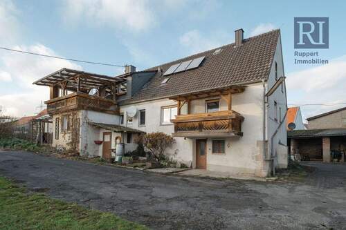 Ansicht Wohnhaus - Zweifamilienhaus mit Nebengebäuden in Limbachshof