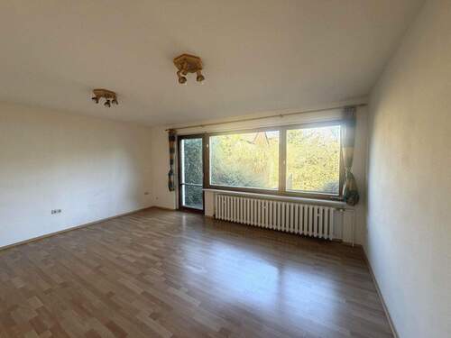 EG: Wohnzimmer mit Terrassenaustritt - 