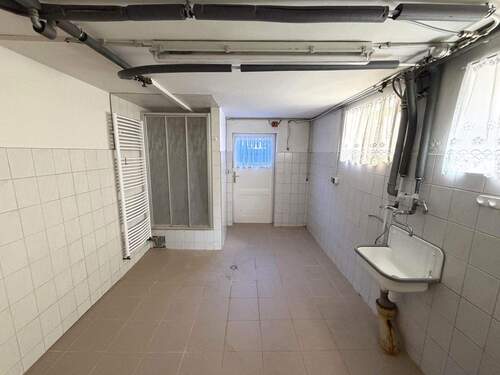 KG: Waschhaus mit Dusche und Handtuchheizkörper - 
