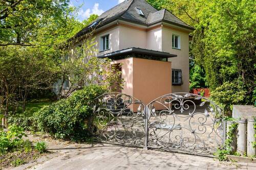 Klassiker 30er Jahre - Detached family home with approximately 384?sqms of livingusable space in a sought-after location