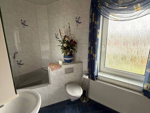 Tageslichtbad mit Wanne - 