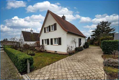 Ansicht Haus mit Einfahrt - 4 Zimmer Einfamilienhaus zum Kaufen in Radolfzell am Bodensee / Böhringen