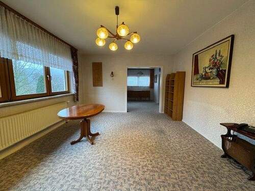 Wohnzimmer mit Blick zum Esszimmer - 5 Zimmer Einfamilienhaus in Kusel