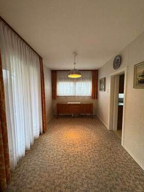 Esszimmer mit Zugang zur Küche und Balkon - 