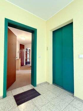 Gepflegtes Treppenhaus, Eingang zur Wohnung - 