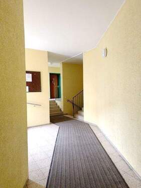 Gepflegtes Treppenhaus im EG.jpg - 