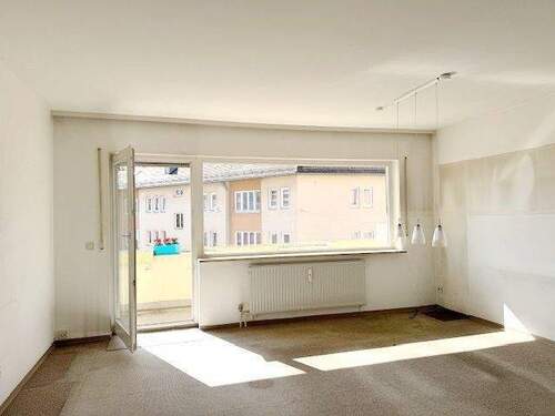 Sonniges Wohnzimmer mit Balkon - Etagenwohnung mit 82,00 m&sup2; in Nürnberg zum Kaufen
