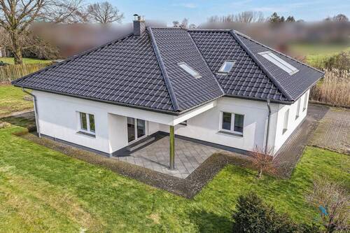 Luftaufnahme - 4 Zimmer Einfamilienhaus zum Kaufen in Rüde / Großrüde