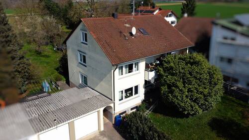 Rückansicht mit Garagen - 