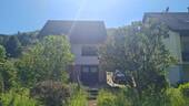 Rückansicht - Idyllisches Haus mit Sonnenbalkon und schönem Grundstück.