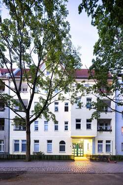 Fassade - Wohnen im Grünen und doch stadtnah: 2-Zimmer-Altbaucharme mit Balkon in Reinickendorf!