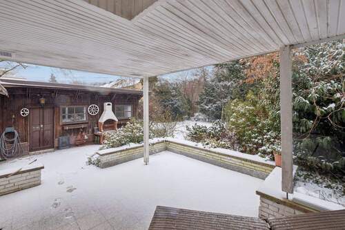 Überdachte Terrasse mit Blick in den Garten - 