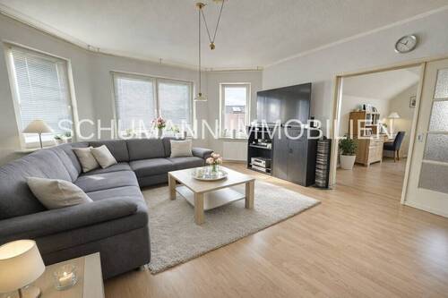 1.OG Großes Wohnzimmer mit Durchgang zum Esszimmer, Möbel leicht mit KI verändert - 