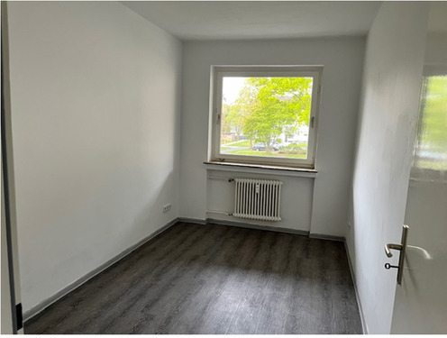3. Raum mit Blick ins Grüne, helle Wände und hellgrauer PVC-Bodenbelag in Holzoptik.PNG - 
