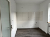 Küche mit hellem PVC-Bodenbelag in Holzoptik und weißem Fliesenspiegel.PNG - 