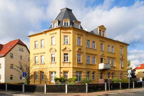 Hausansicht - Denkmalschutz + zwei Zimmer + vermietet