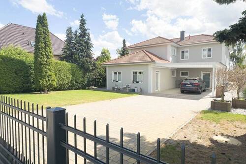Frontansicht - Mehr Raum fürs Familienglück - modernes Traumhaus mit Pool und Garten