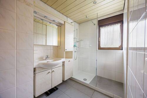 Badezimmer - 9 Zimmer Mehrfamilienhaus, Wohnhaus zum Kaufen in Steinheim an der Murr