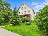Einfamilienhaus Vorderansicht - Vielseitiges Einfamilienhaus im Grünen