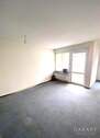 Wohnzimmer - * Sofort freie 3 Zimmer-Wohnung mit Balkon, TG-Stellplatz und Keller *