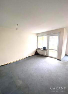 Wohnzimmer - * Sofort freie 3 Zimmer-Wohnung mit Balkon, TG-Stellplatz und Keller *