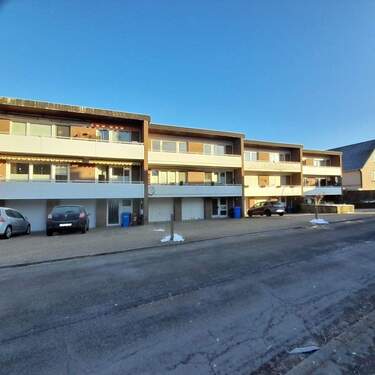 Ansicht Straße - Lichtdurchflutete Eigentumswohnung mit Südlage, Balkon und Garage in Brake