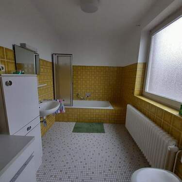 Bad mit Wanne und Duschabtrennung - 