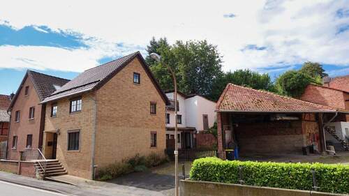 Straßenseite - Großes Anwesen mit vielen Möglichkeiten