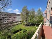 Blick vom Balkon - Tolle 3-Zimmer-Wohnung in guter Lage mit Einbauküche und Balkon, sofort einzugsfertig