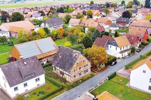 Luftaufnahme von links - Ältestes Wohnhaus des Ortes - geräumige Immobilie mit Nebengebäude