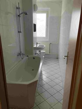 Blick vom Treppenhaus in die Wohnung - 3 Zimmer Etagenwohnung zur Miete in Ebersbach-Neugersdorf