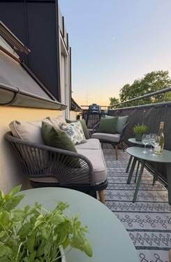 Balkon mit Blick in den grünen Innenhof - 