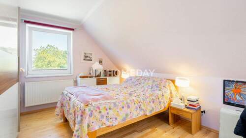 1. OG Schlafzimmer 1 - 