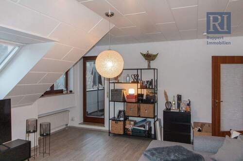 Wohnzimmer - Gemütliche Wohnung mit Loggia und Stellplätzen