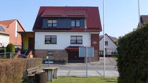 Vorderansicht - Wohlfühlhaus mit viel Platz! - 169.000,00&nbsp;EUR Kaufpreis, ca.&nbsp; 157,00&nbsp;m&sup2;&nbsp;Wohnfl&auml;che