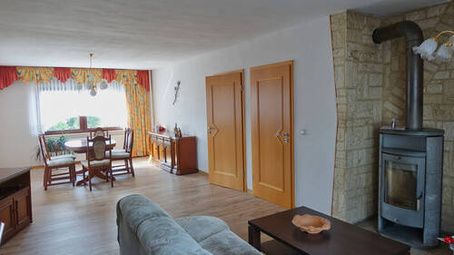 Wohnzimmer mit Kaminofen - Einfamilienhaus mit 157,00 m&sup2; in Rüstungen zum Kaufen
