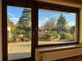 Blick aus dem Wohnbereich in den Garten - 