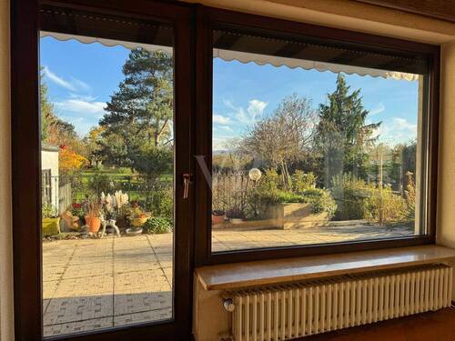 Blick aus dem Wohnbereich in den Garten - 