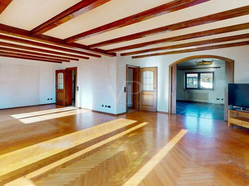 Offener Übergang vom Wohnzimmer zum Kaminzimmer - 