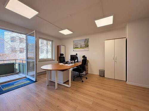 Zimmer 1 - Saniertes Büro mit 4 Zimmern, großem Balkon und Aufzug!