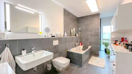 Bad 2 - Familienleben mit Privatsphäre: 4 Zimmer Wohnung mit zwei Balkonen und toller Raumaufteilung