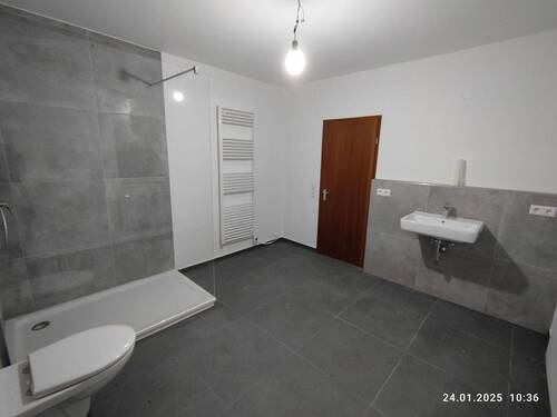 Badezimmer im Erdgeschoss - Einfamilienhaus mit 100,00 m&sup2; in Karlsruhe zur Miete