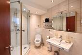 Badezimmer mit Dusche - Etagenwohnung mit 76,00 m&sup2; in Ratingen zum Kaufen