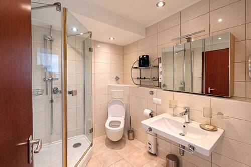 Badezimmer mit Dusche - Etagenwohnung mit 76,00 m&sup2; in Ratingen zum Kaufen
